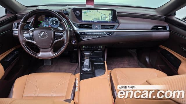 Lexus ES300h 2019 — Photo 5/34