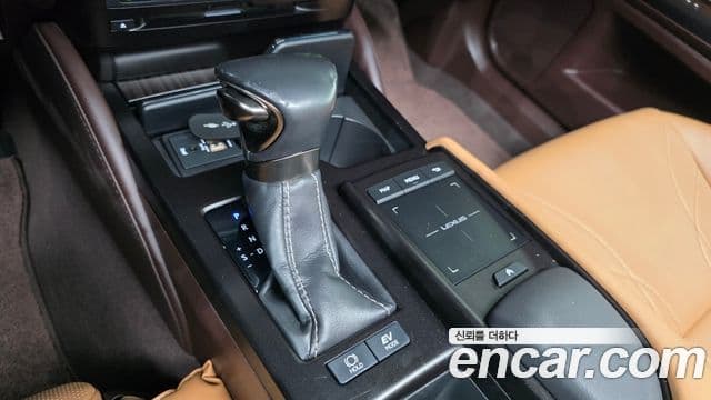 Lexus ES300h 2019 — Photo 21/34