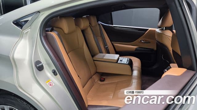 Lexus ES300h 2019 — Photo 8/34