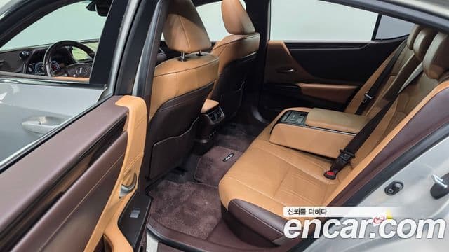 Lexus ES300h 2019 — Photo 9/34