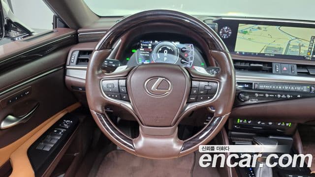 Lexus ES300h 2019 — Photo 14/34