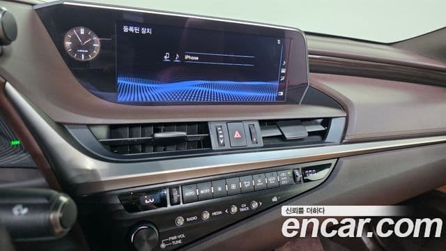 Lexus ES300h 2019 — Photo 22/34