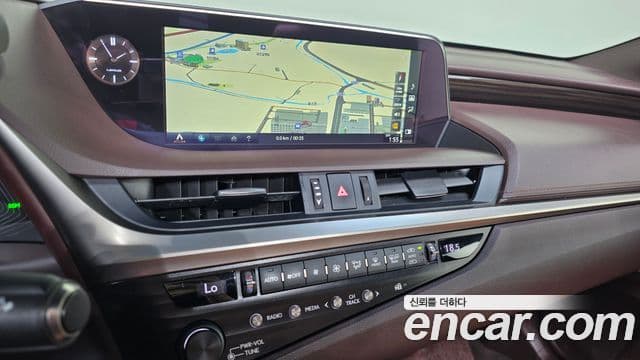 Lexus ES300h 2019 — Photo 2/34
