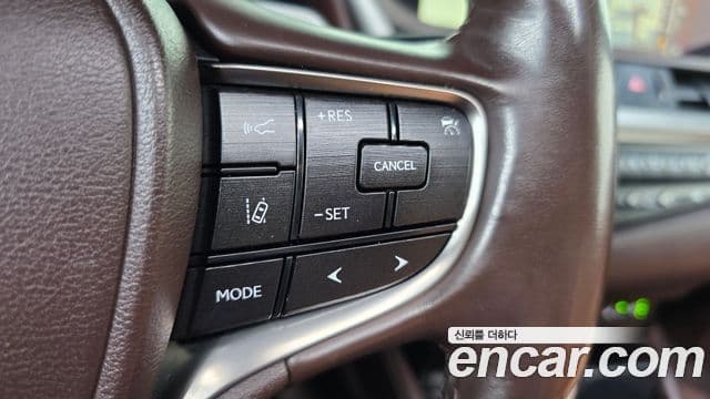 Lexus ES300h 2019 — Photo 18/34
