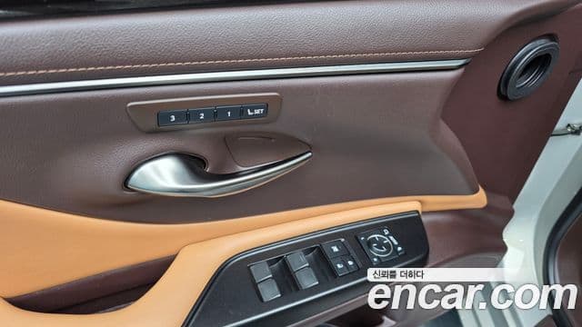 Lexus ES300h 2019 — Photo 7/34