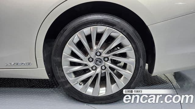 Lexus ES300h 2019 — Photo 3/34