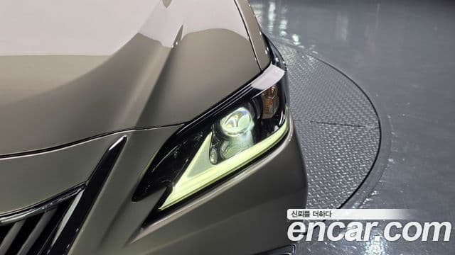 Lexus ES300h 2019 — Photo 15/34
