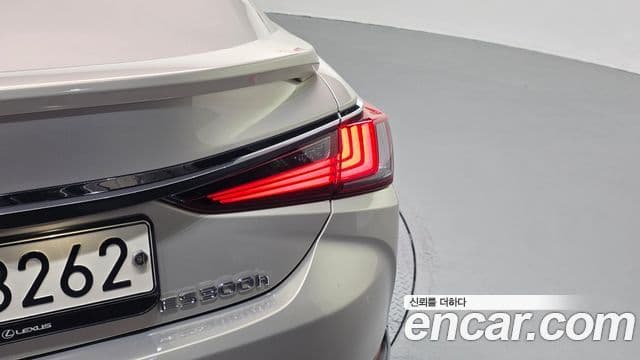 Lexus ES300h 2019 — Photo 28/34