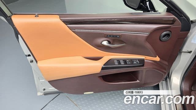 Lexus ES300h 2019 — Photo 13/34