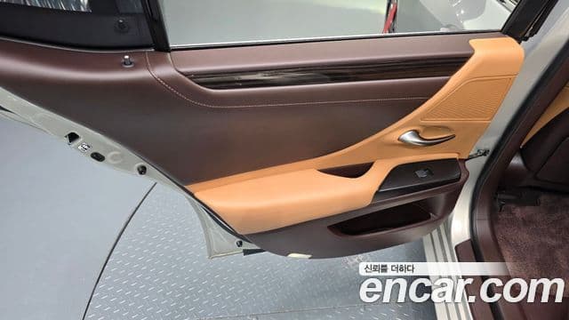 Lexus ES300h 2019 — Photo 12/34