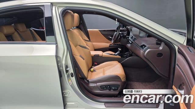 Lexus ES300h 2019 — Photo 29/34