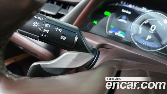 Lexus ES300h 2019 — Photo 31/34