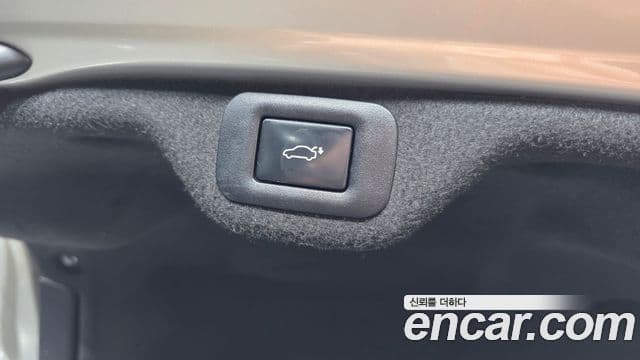 Lexus ES300h 2019 — Photo 19/34