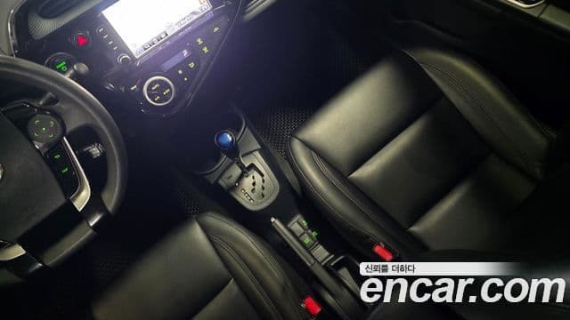 Toyota Prius C 2020 — Şəkil 8/20
