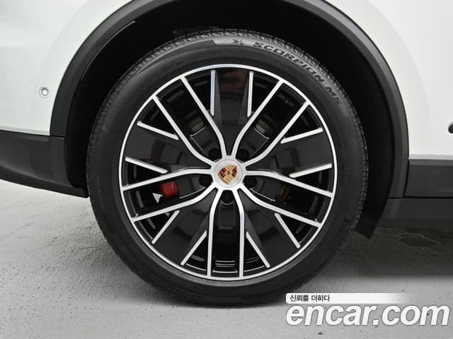 Porsche Macan EV 2025 — Photo 1/20