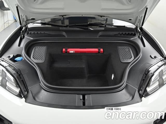Porsche Macan EV 2025 — Photo 8/20