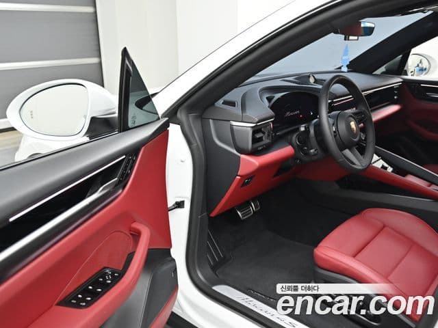 Porsche Macan EV 2025 — Photo 9/20