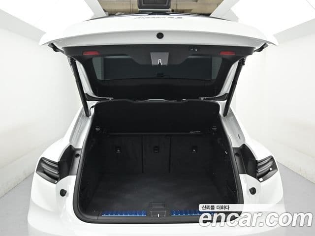 Porsche Macan EV 2025 — Photo 7/20