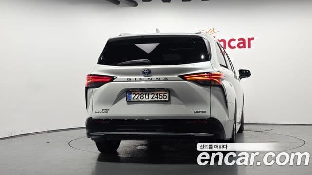 Toyota Sienna 2025 — Şəkil 26/33