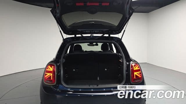 Mini Cooper Electric 2023 — ფოტო 8/20