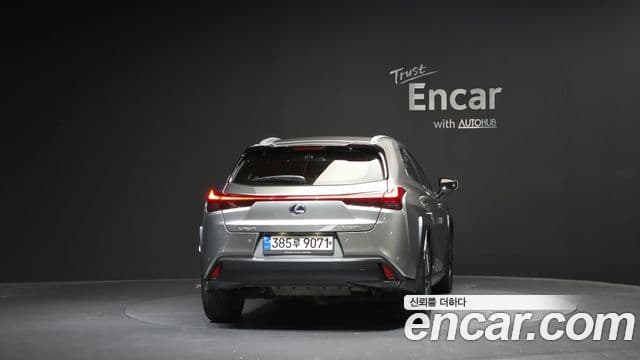Lexus UX250h 2019 — Фото 4/20