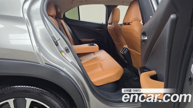 Lexus UX250h 2019 — Фото 11/20