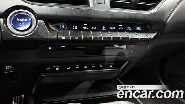 Lexus UX250h 2020 — Şəkil 17/30