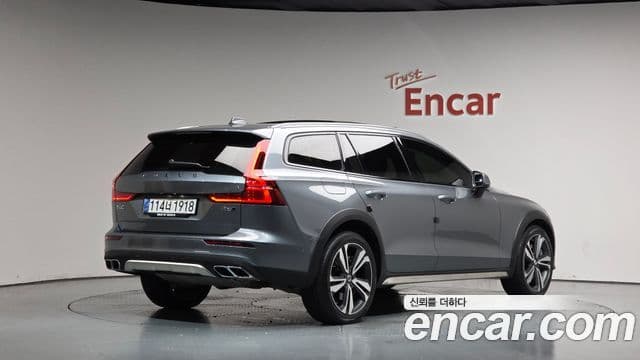 Volvo V60 Cross Country 2020 — Фото 2/20