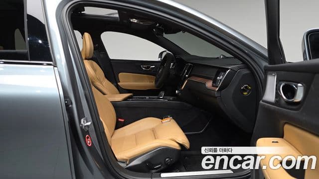 Volvo V60 Cross Country 2020 — Photo 30/37