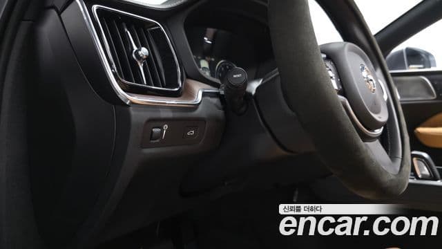 Volvo V60 Cross Country 2020 — Photo 34/37