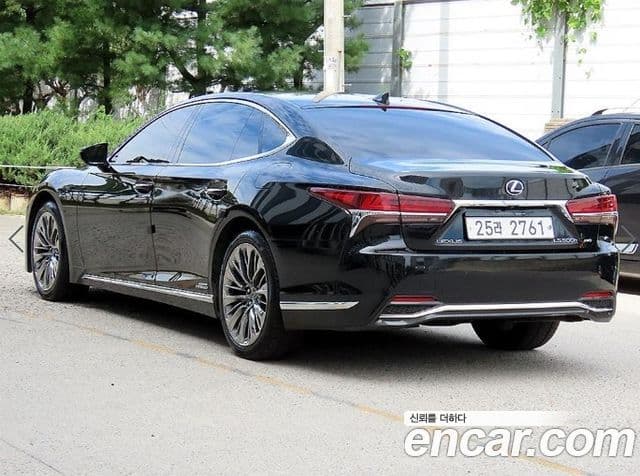 Lexus LS500h 2018 — Photo 19/20