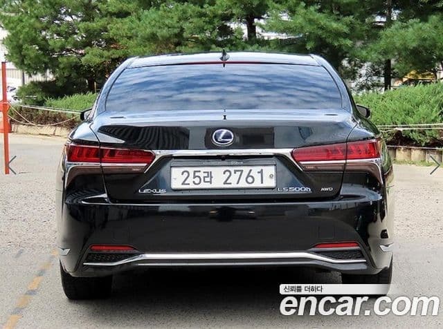 Lexus LS500h 2018 — Photo 15/20
