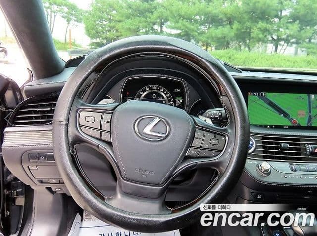 Lexus LS500h 2018 — Photo 6/20