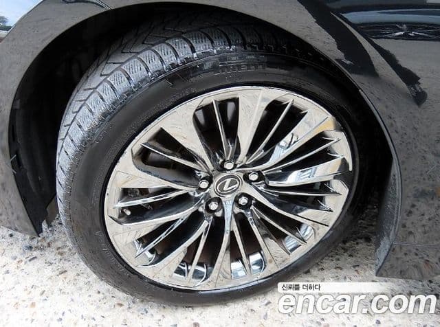 Lexus LS500h 2018 — Photo 10/20