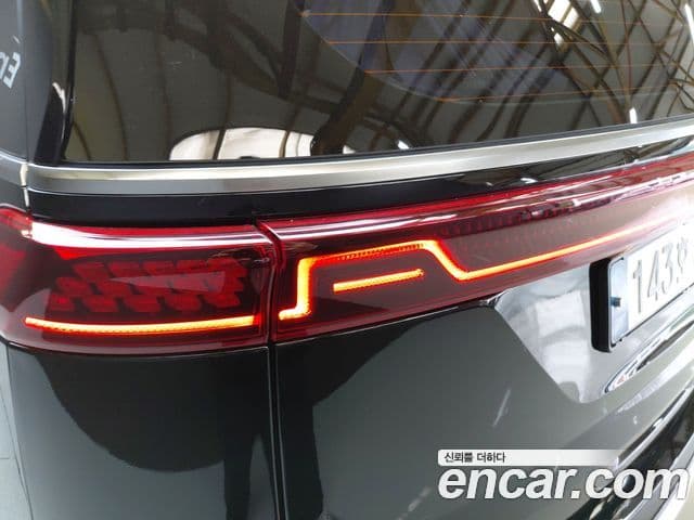Kia Carnival 2022 — ფოტო 19/32