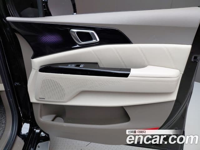Kia Carnival 2022 — ფოტო 16/32