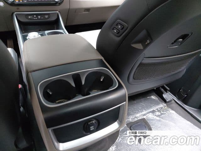 Kia Carnival 2023 — ფოტო 8/33