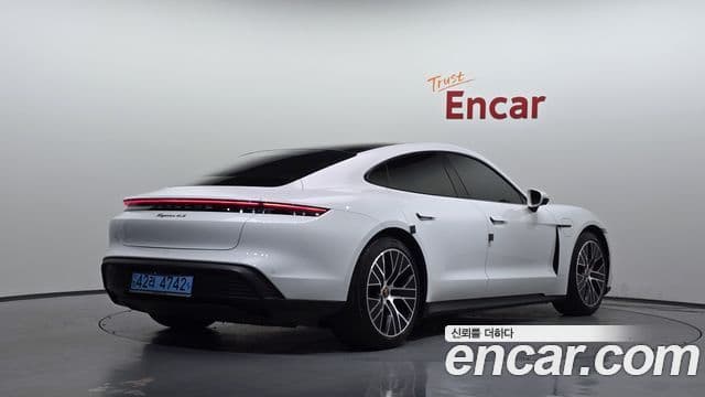 Porsche Taycan 2021 — ფოტო 26/35