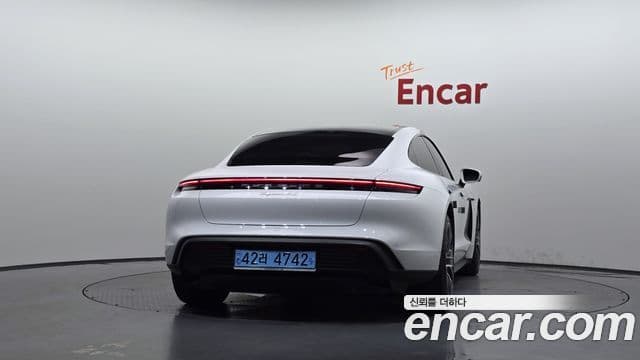 Porsche Taycan 2021 — ფოტო 1/35