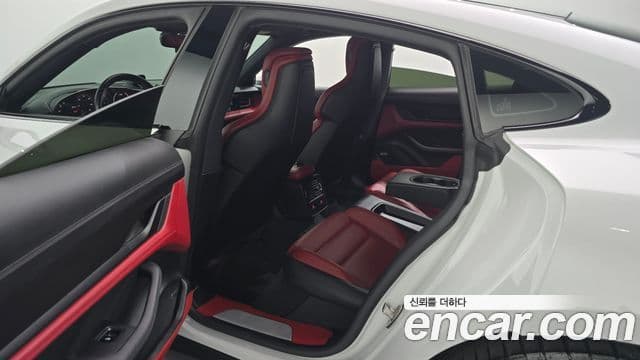 Porsche Taycan 2021 — ფოტო 30/35