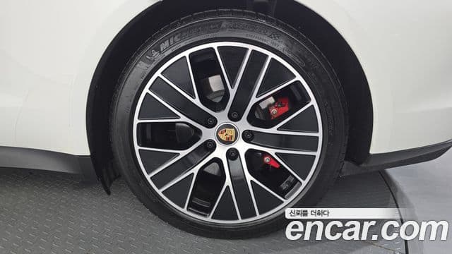 Porsche Taycan 2021 — ფოტო 4/35