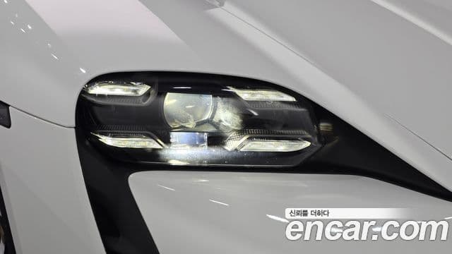 Porsche Taycan 2021 — ფოტო 29/35