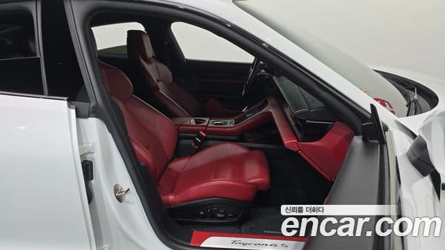 Porsche Taycan 2021 — ფოტო 16/35