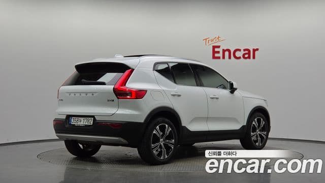 Volvo XC40 2022 — Фото 2/20