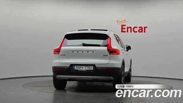 Volvo XC40 2022 — Фото 4/20