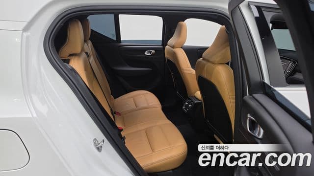 Volvo XC40 2022 — Фото 12/20
