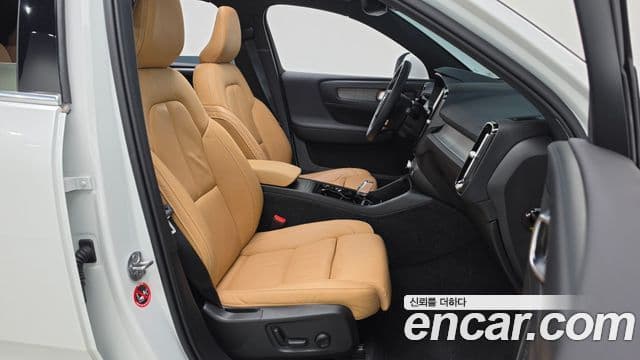Volvo XC40 2022 — Фото 13/20