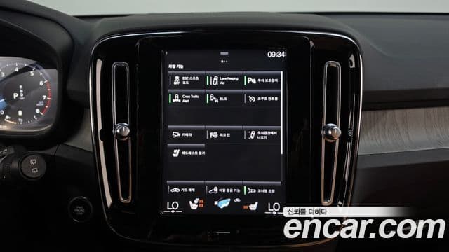 Volvo XC40 2022 — Фото 19/20