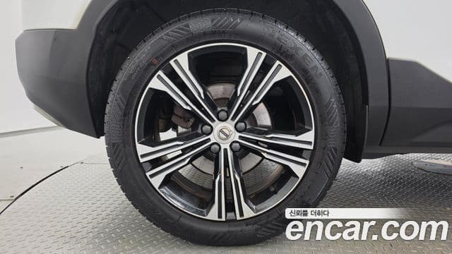 Volvo XC40 2022 — ფოტო 23/27
