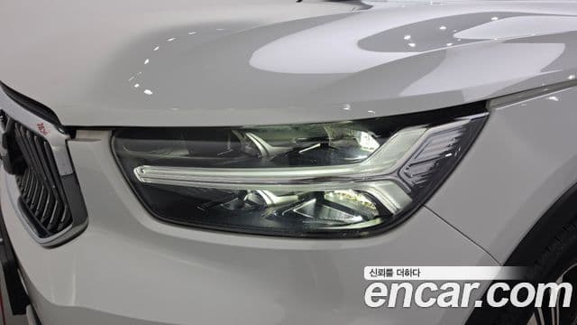 Volvo XC40 2022 — ფოტო 11/27